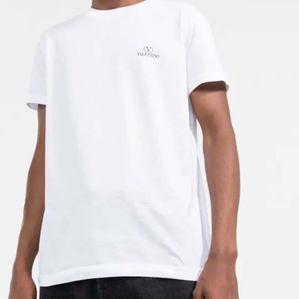 Elevate your everyday style with the Valentino Garavani VLogo-print T-shirt. Crafted in Super Master Quality, this tee blends iconic design and unmatched comfort — making it the perfect statement piece for those who value effortless sophistication.