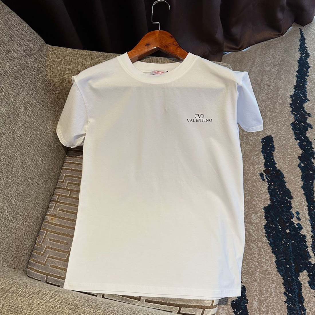 Elevate your everyday style with the Valentino Garavani VLogo-print T-shirt. Crafted in Super Master Quality, this tee blends iconic design and unmatched comfort — making it the perfect statement piece for those who value effortless sophistication.